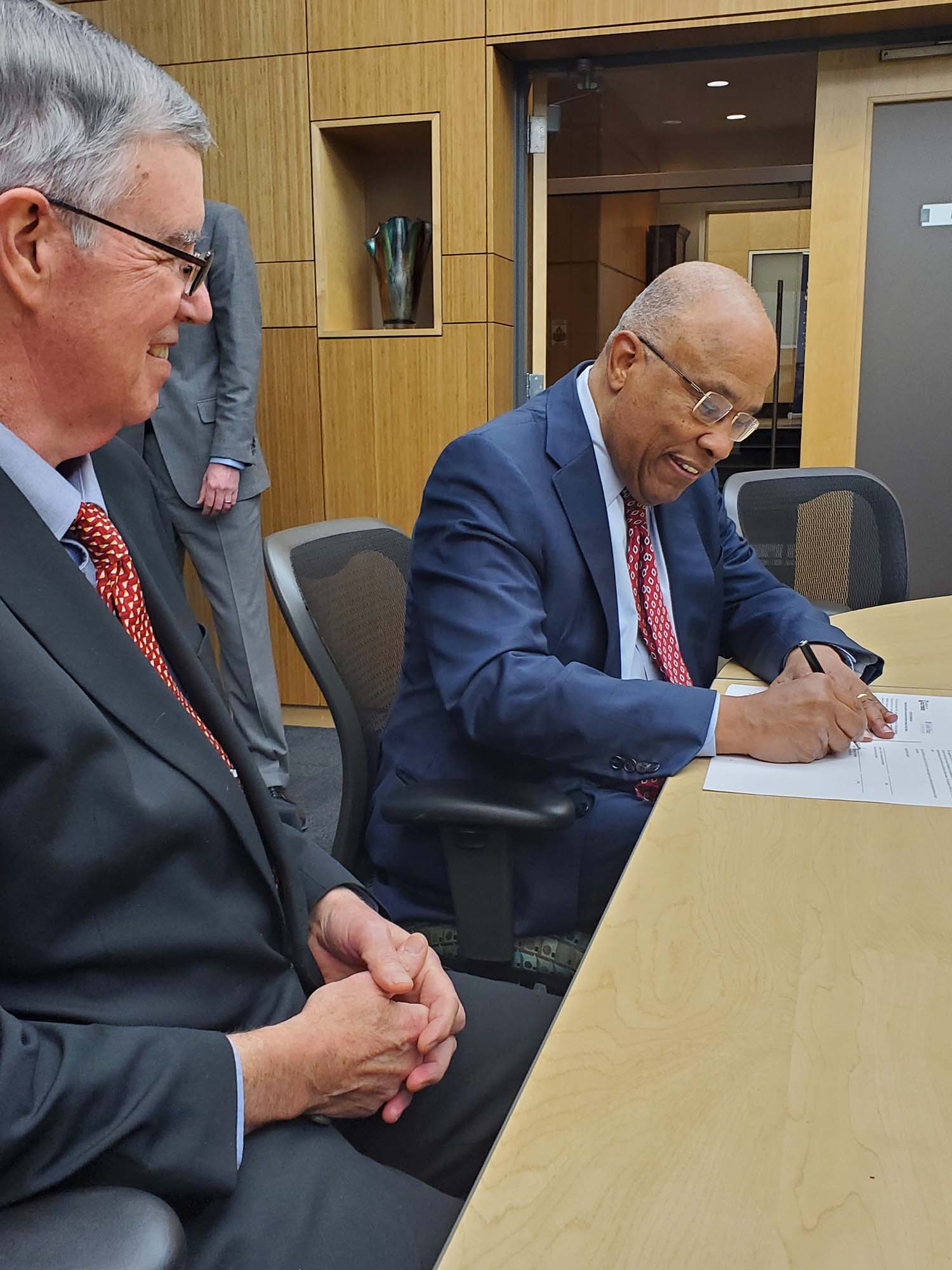 Schmoke signs agreement