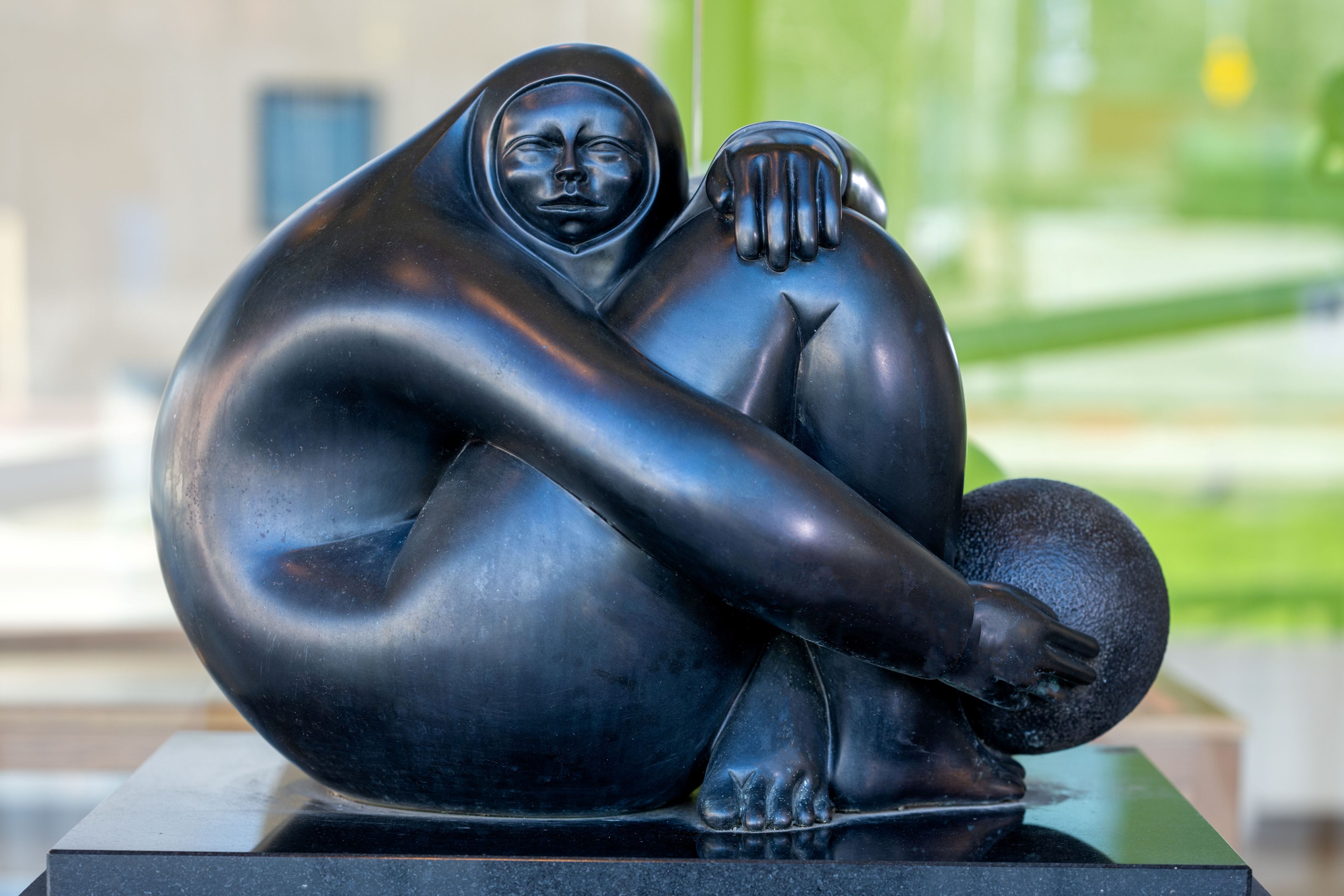 image of Encanto sculpture by Jorge Jiménez Deredia 