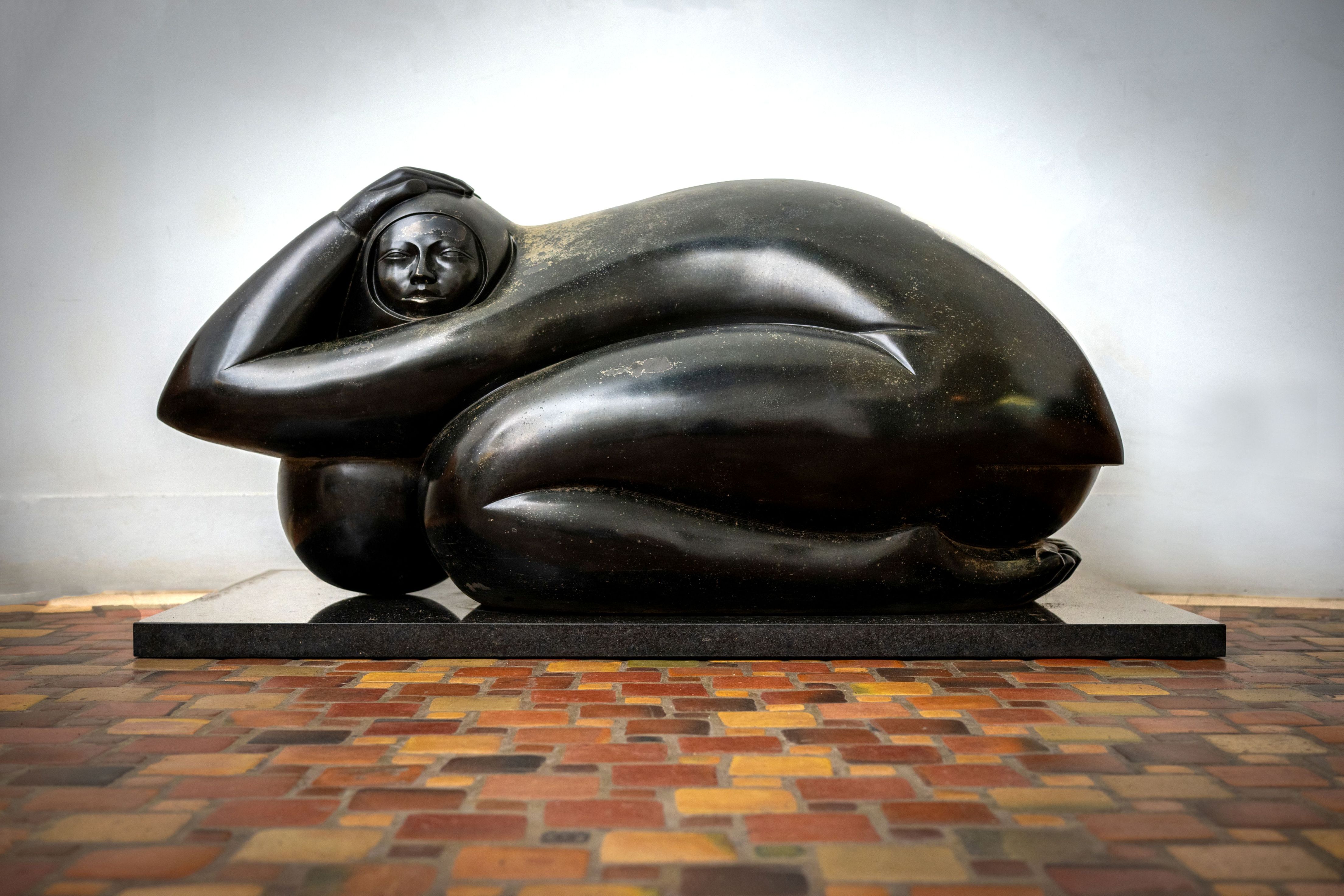 image of Renacer sculpture by Jorge Jiménez Deredia 