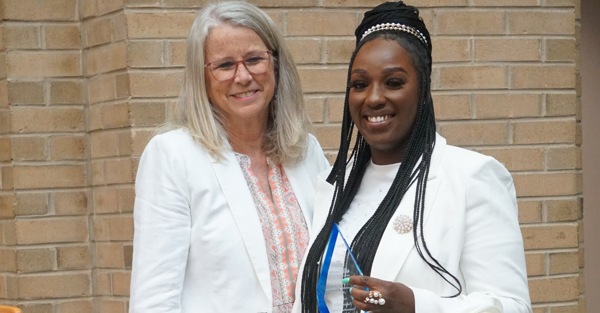 Assoc. Dean Kate Demarest presents the Charles Siegmann Information Technology Award to Safiya Halley